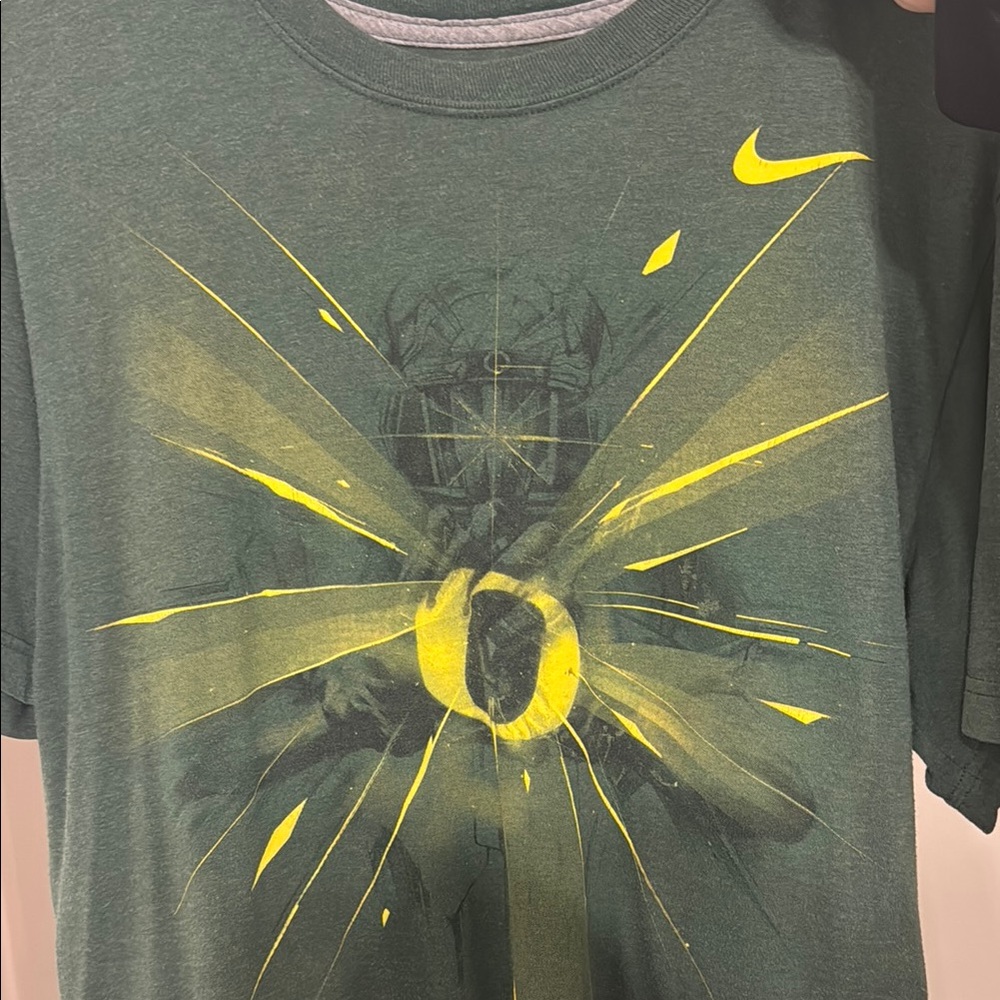 Nike Men's Green Graphic T-Shirt